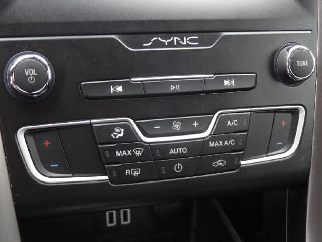 Used 2019 Ford Fusion SE FWD image 22