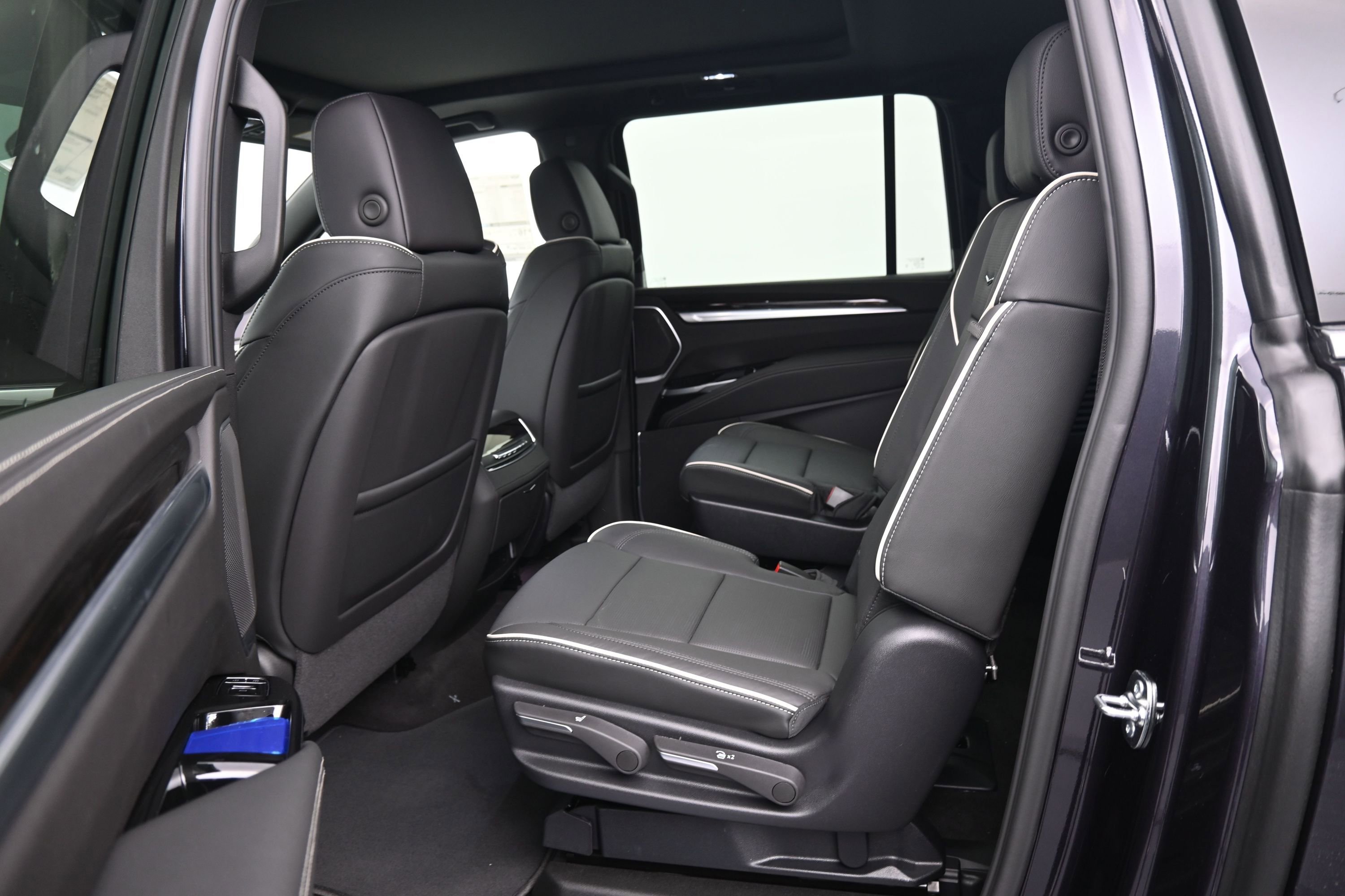 New 2026 Cadillac Escalade ESV Luxury w/ LPO, Floor Liner Package AWD/4WD image 10