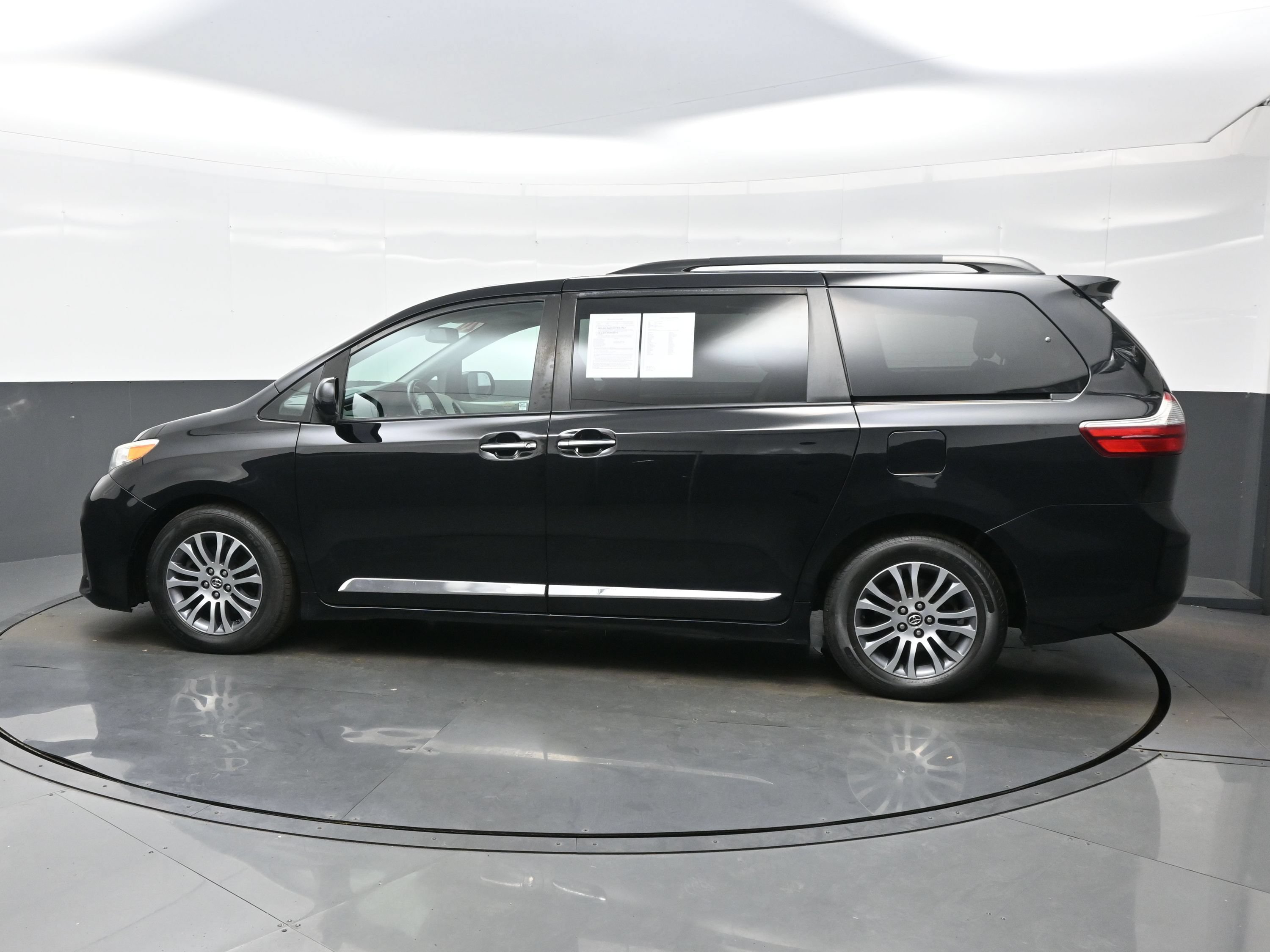 Used 2020 Toyota Sienna XLE FWD image 3