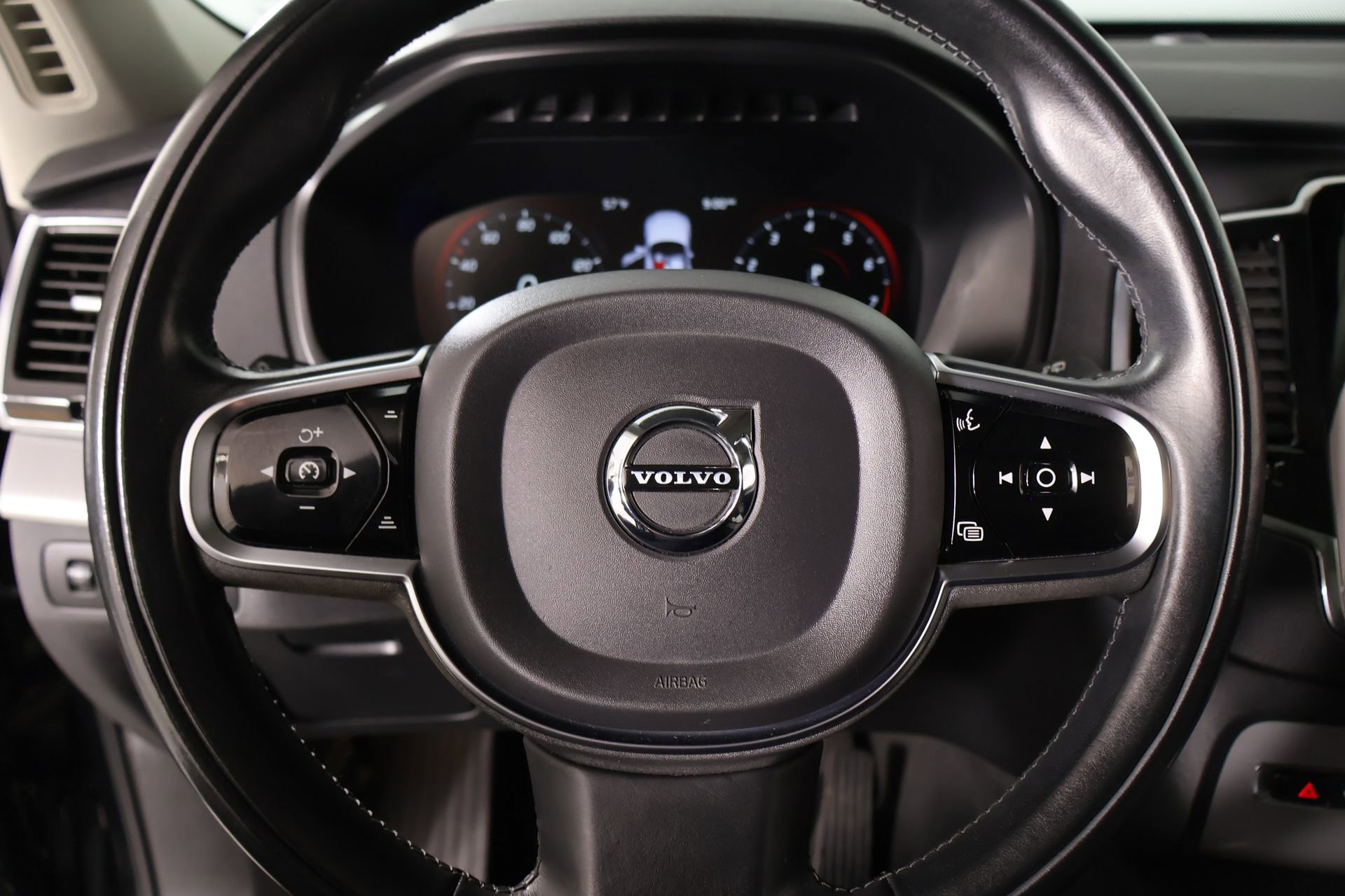 Used 2021 Volvo XC90 T5 Momentum w/ Advanced Package image 3