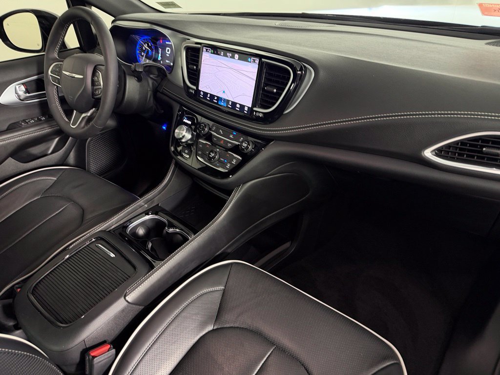 Used 2026 Chrysler Pacifica Limited FWD image 14