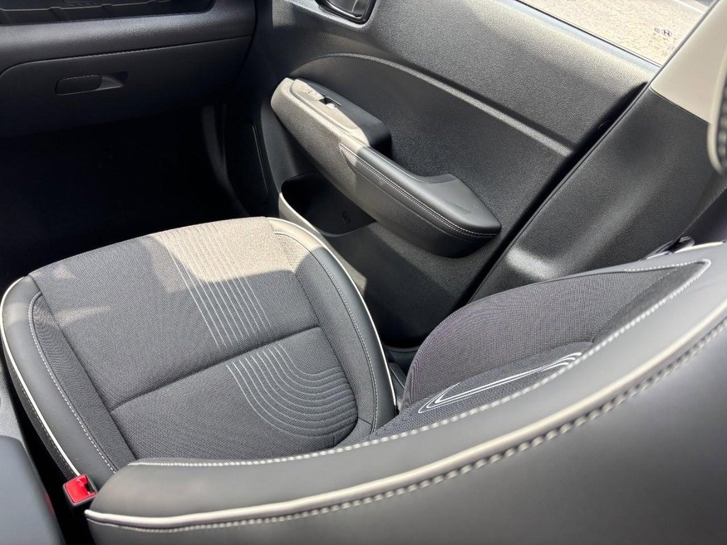 Certified 2025 Hyundai Venue Limited image 32