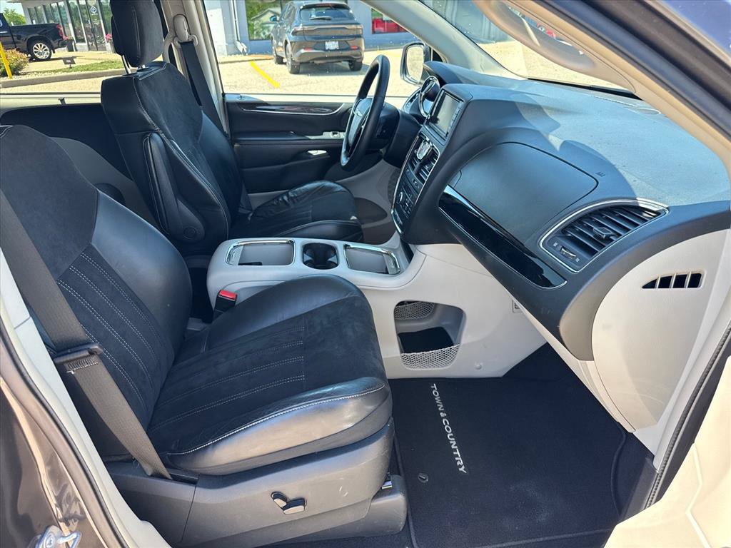 Used 2014 Chrysler Town & Country Touring-L FWD image 9