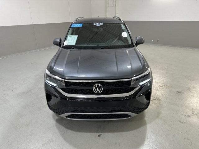 Certified 2022 Volkswagen Taos SE image 3