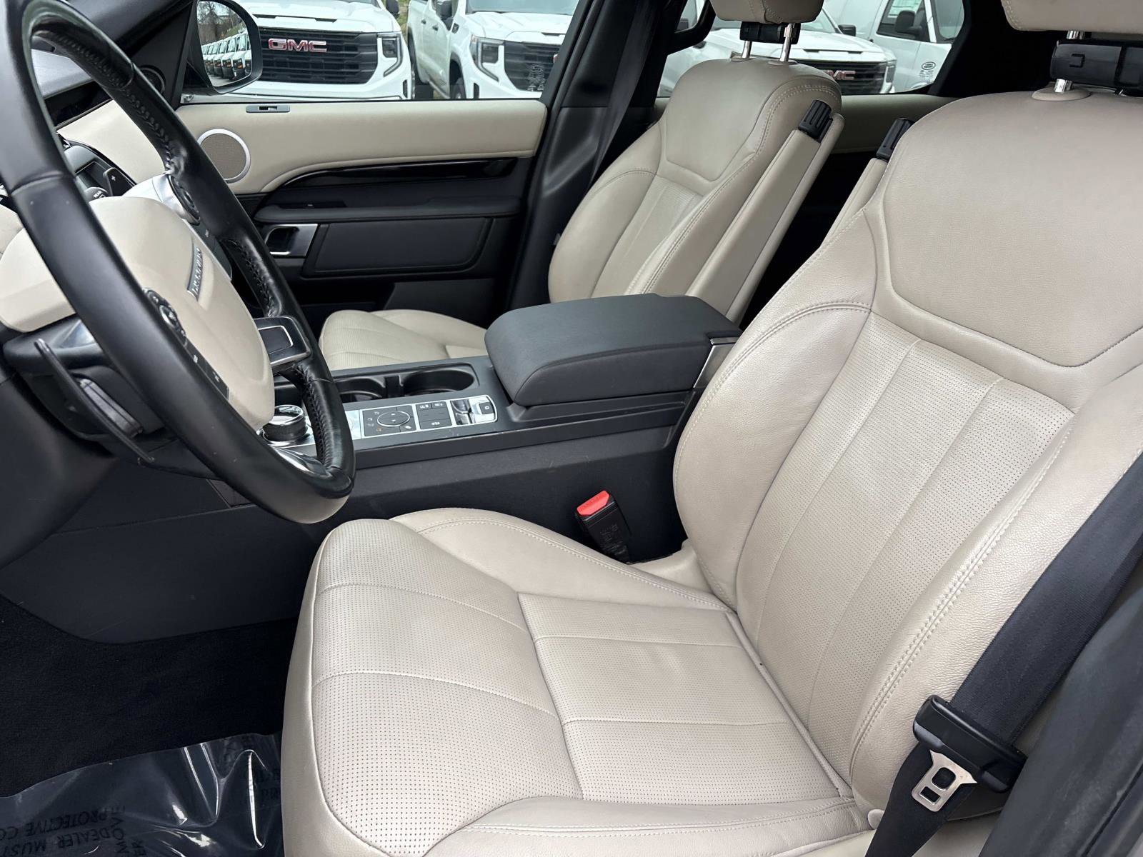 Used 2018 Land Rover Discovery SE image 14