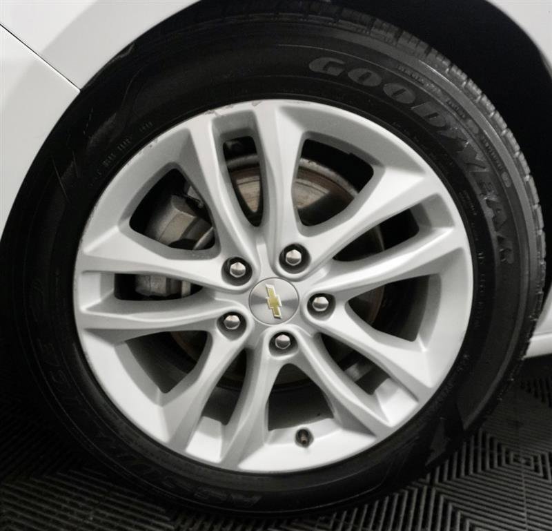 Used 2018 Chevrolet Malibu LT image 2