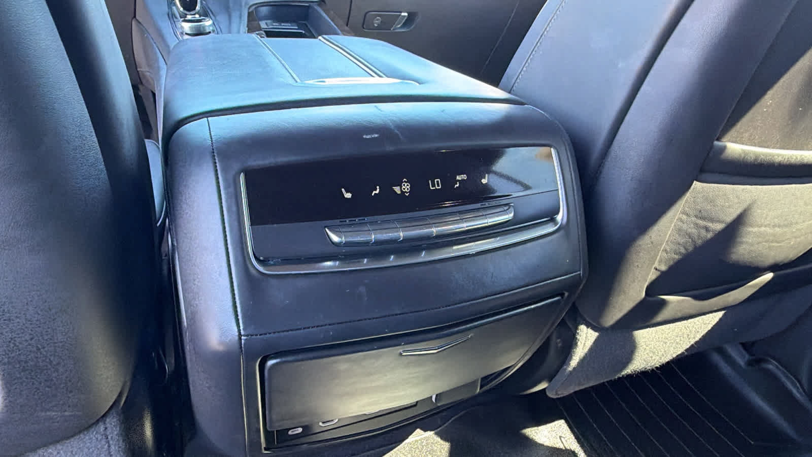 Used 2023 Cadillac Escalade Sport Platinum w/ Heavy-Duty Trailer Package AWD/4WD image 25