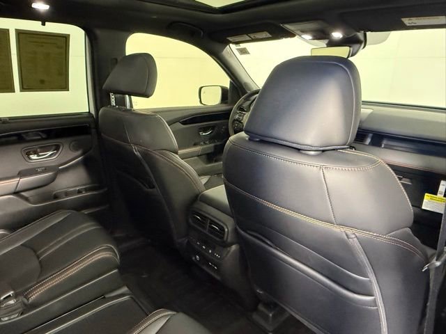 Used 2025 Honda Pilot TrailSport image 38