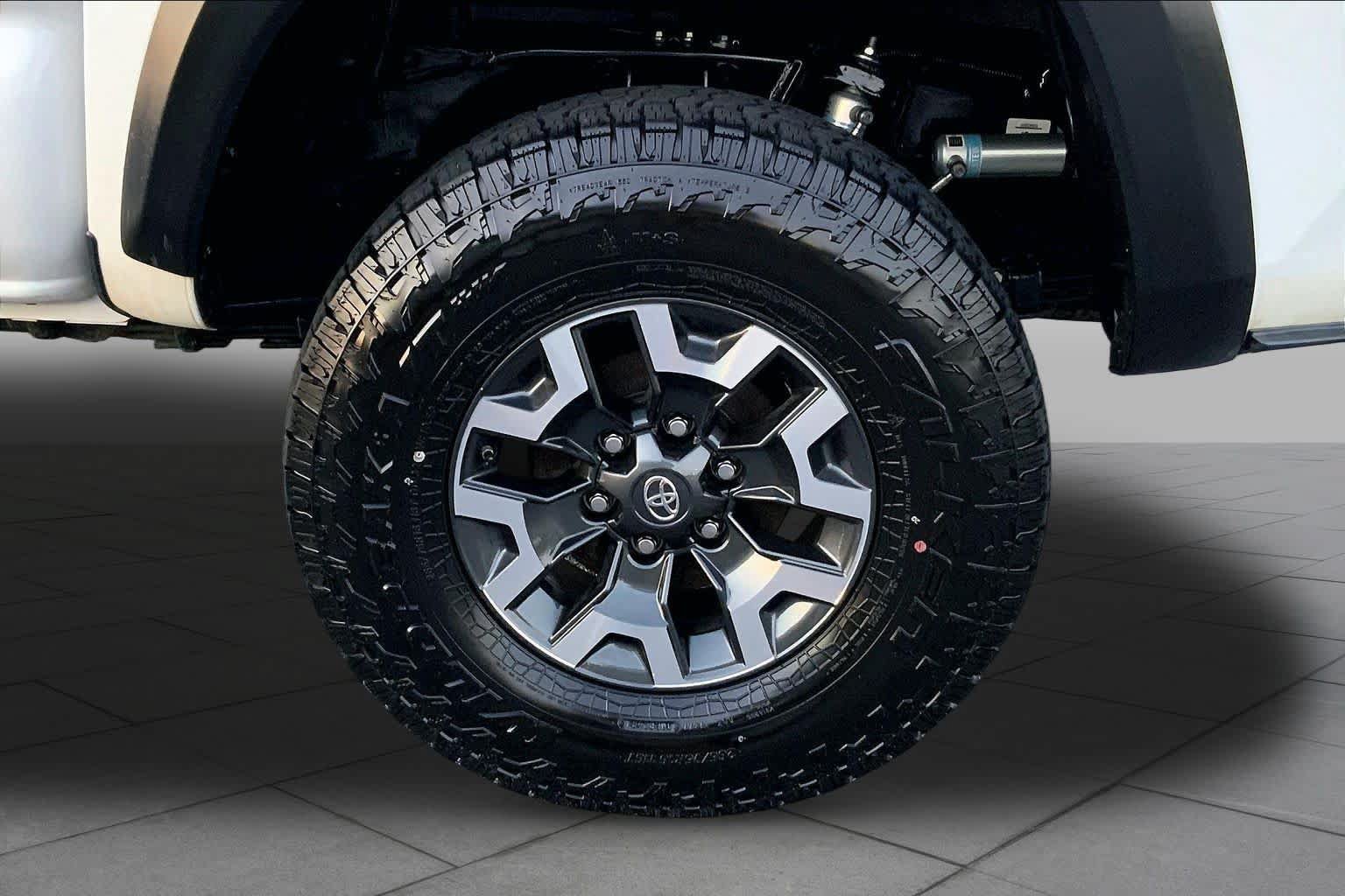 Used 2019 Toyota Tacoma TRD Off-Road w/ Technology Package AWD/4WD image 11