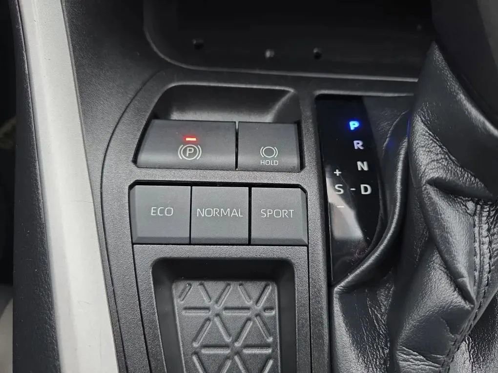 Used 2021 Toyota RAV4 XLE Premium image 35