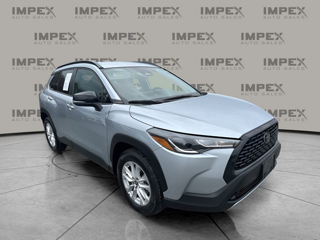 Used 2025 Toyota Corolla Cross LE image 7