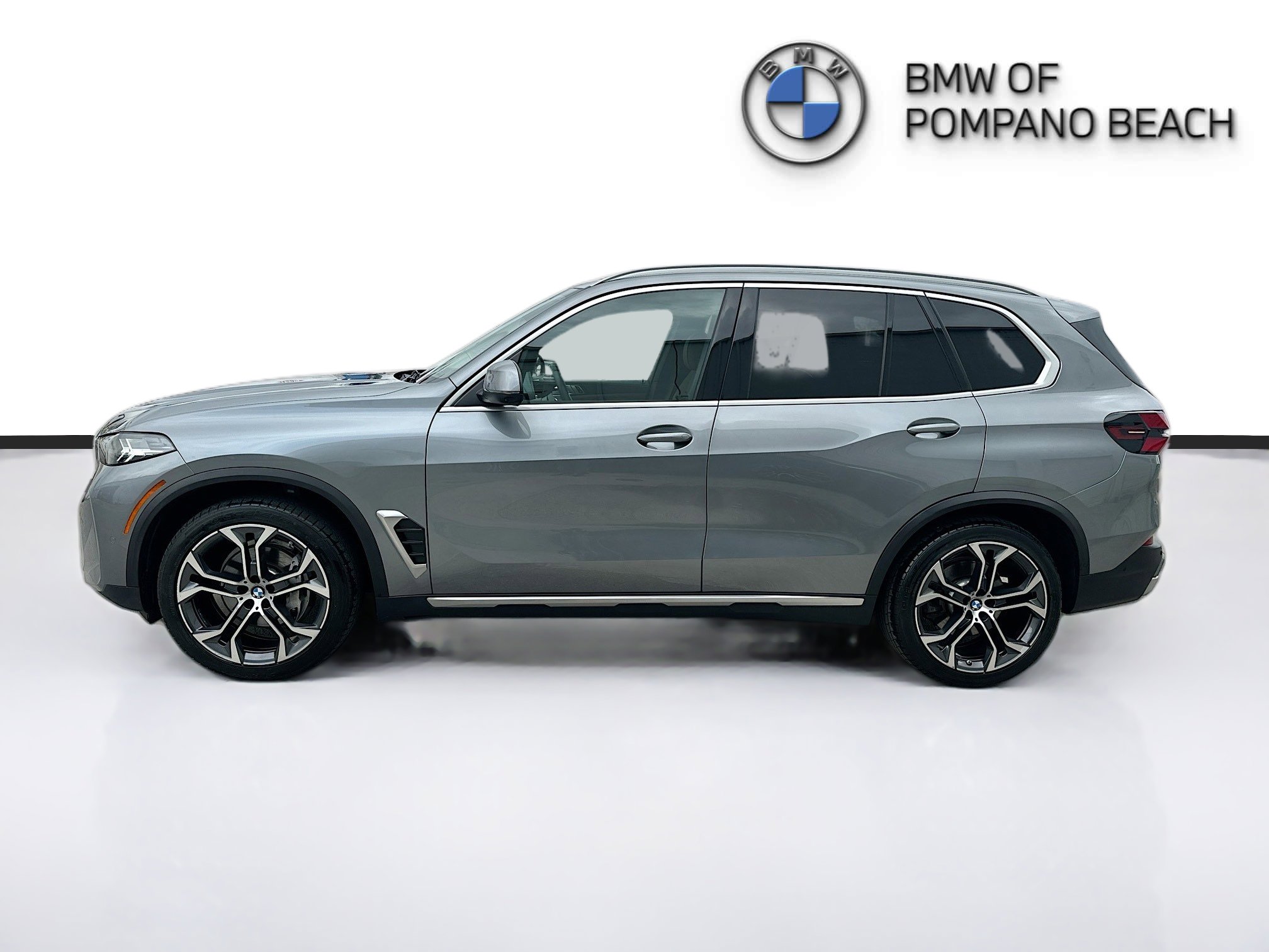 Used 2024 BMW X5 sDrive40i w/ Parking Assistance Package RWD image 4