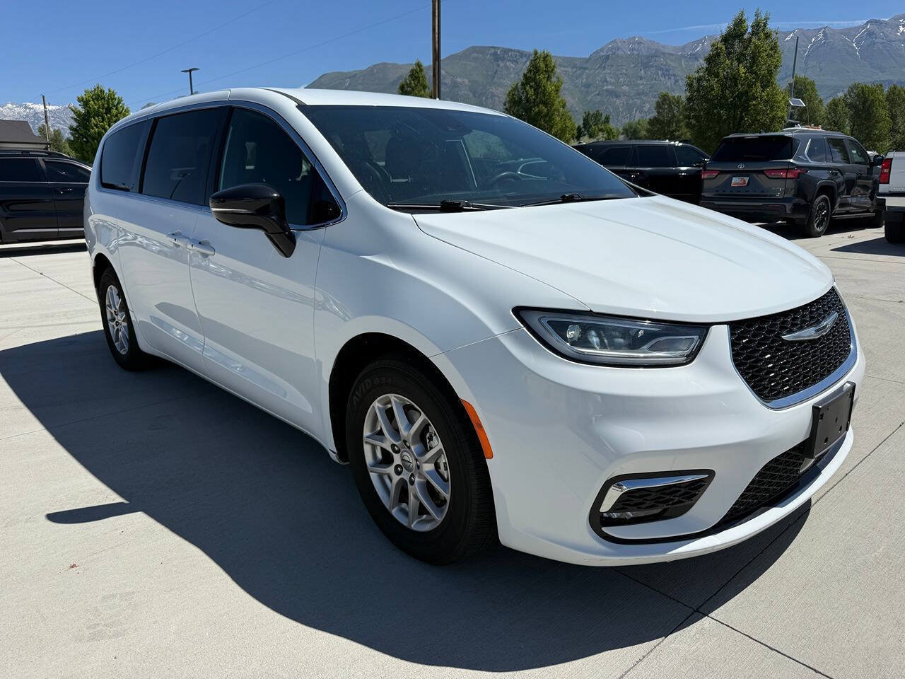 Used 2024 Chrysler Pacifica Touring