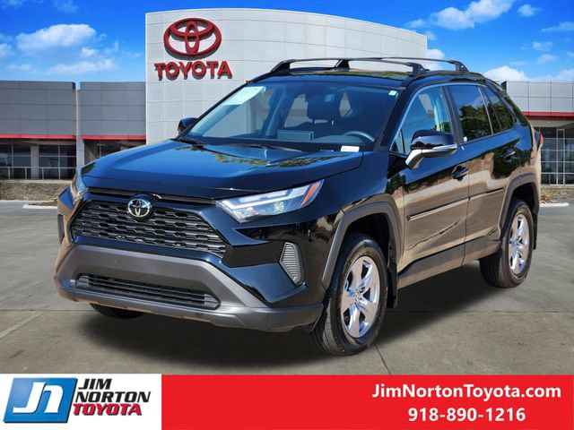 Used 2025 Toyota RAV4 XLE w/ Convenience Package FWD image 4
