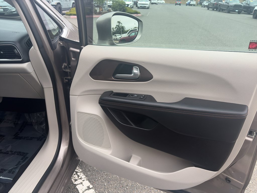 Used 2018 Chrysler Pacifica Touring-L FWD image 22