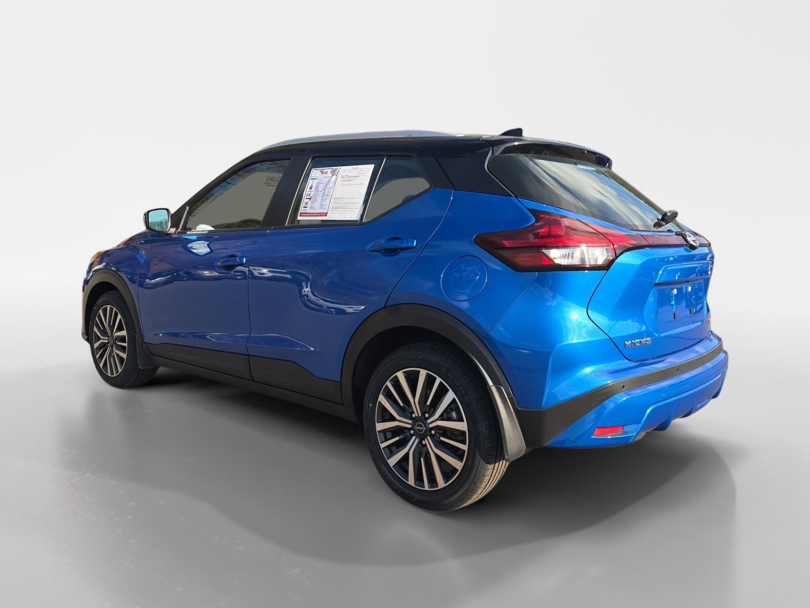 Used 2023 Nissan Kicks SV image 3
