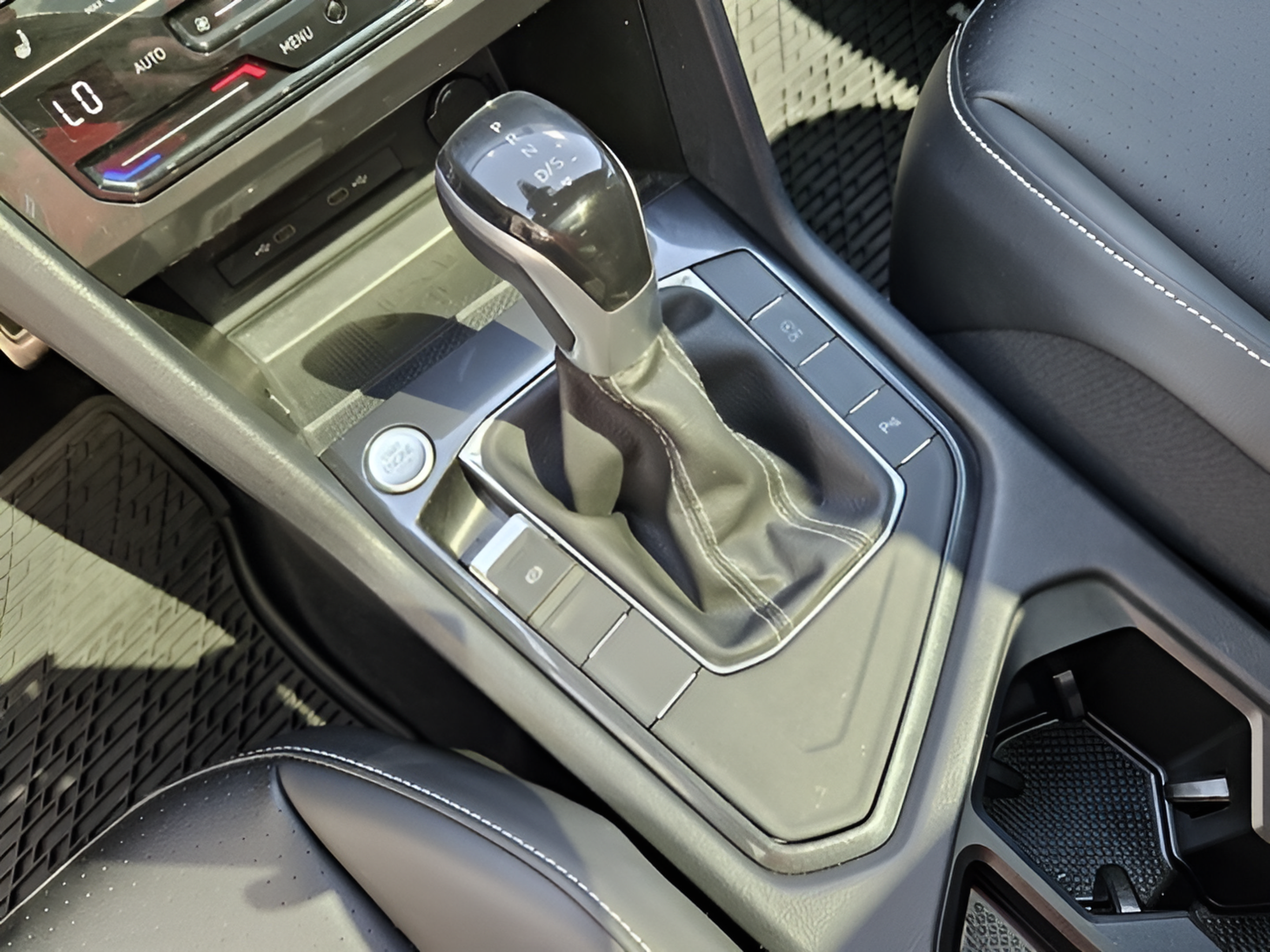 Certified 2023 Volkswagen Tiguan SE R-Line FWD image 17