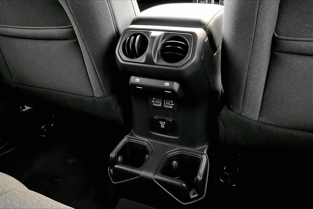 Used 2026 Jeep Wrangler Unlimited Sahara AWD/4WD image 19