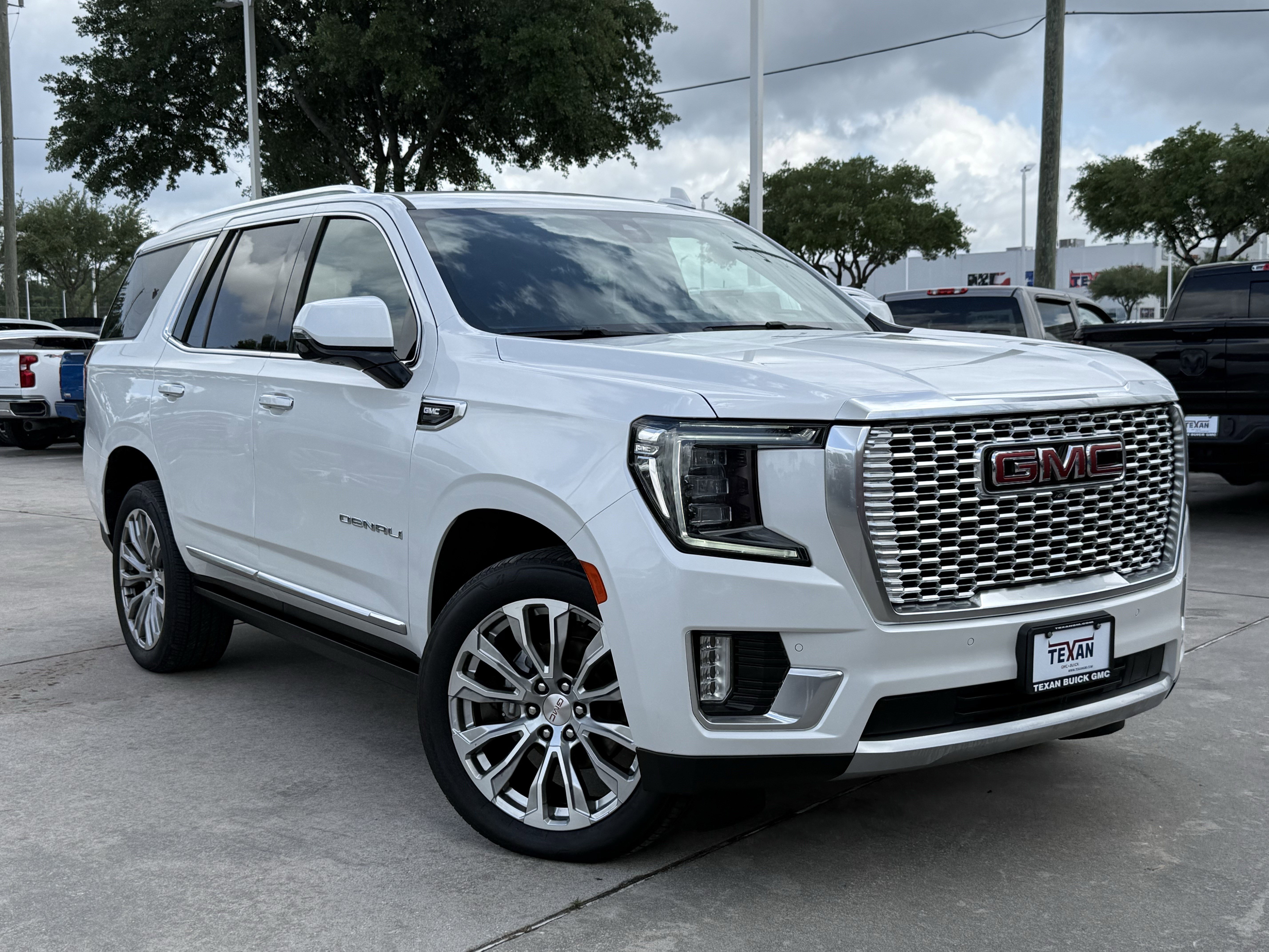 Used 2021 GMC Yukon Denali w/ Denali Premium Package RWD image 2