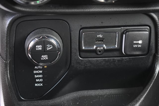 Used 2017 Jeep Renegade Trailhawk AWD/4WD image 29