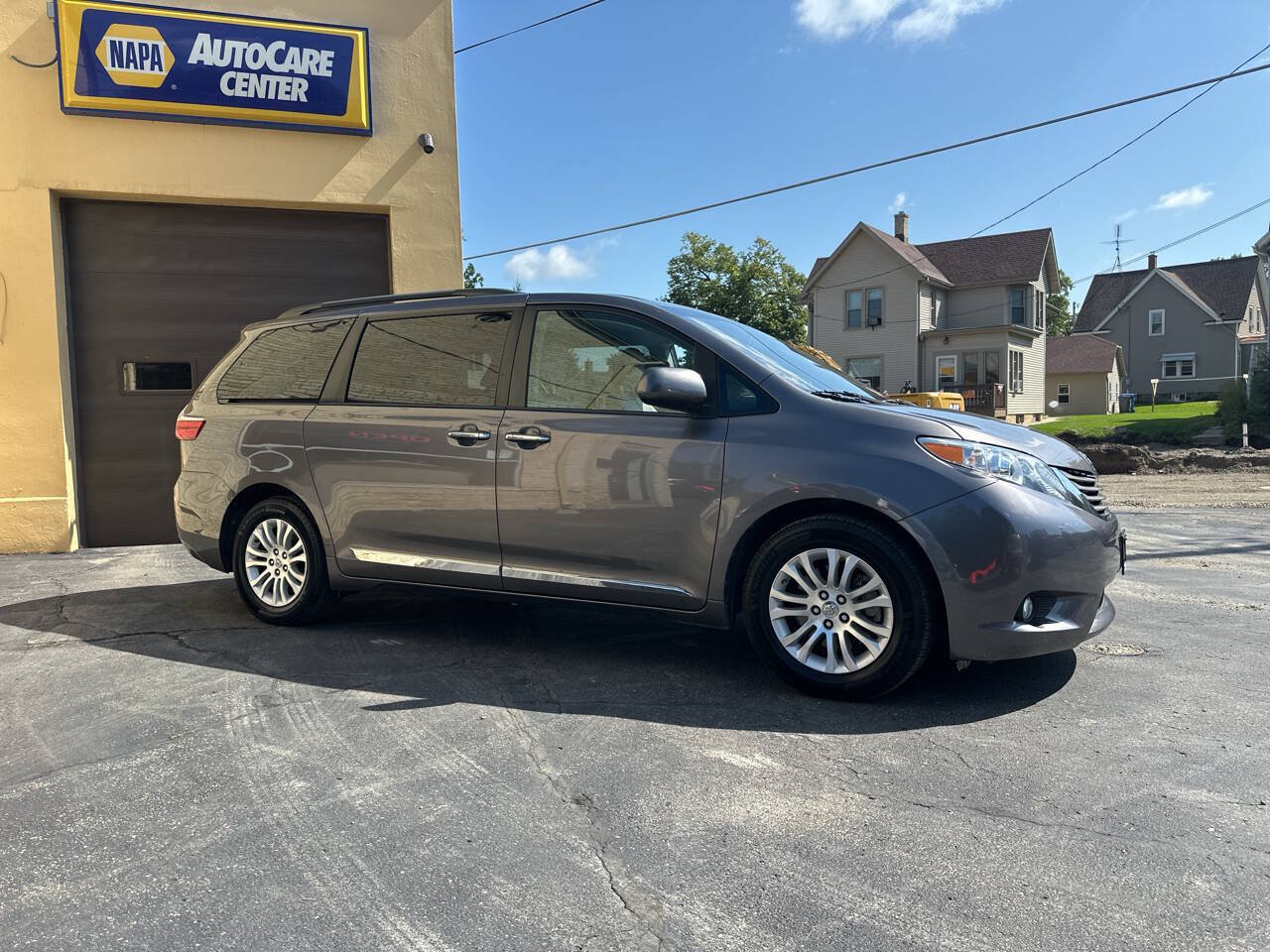 Used 2017 Toyota Sienna XLE w/ XLE Navigation Package FWD image 5