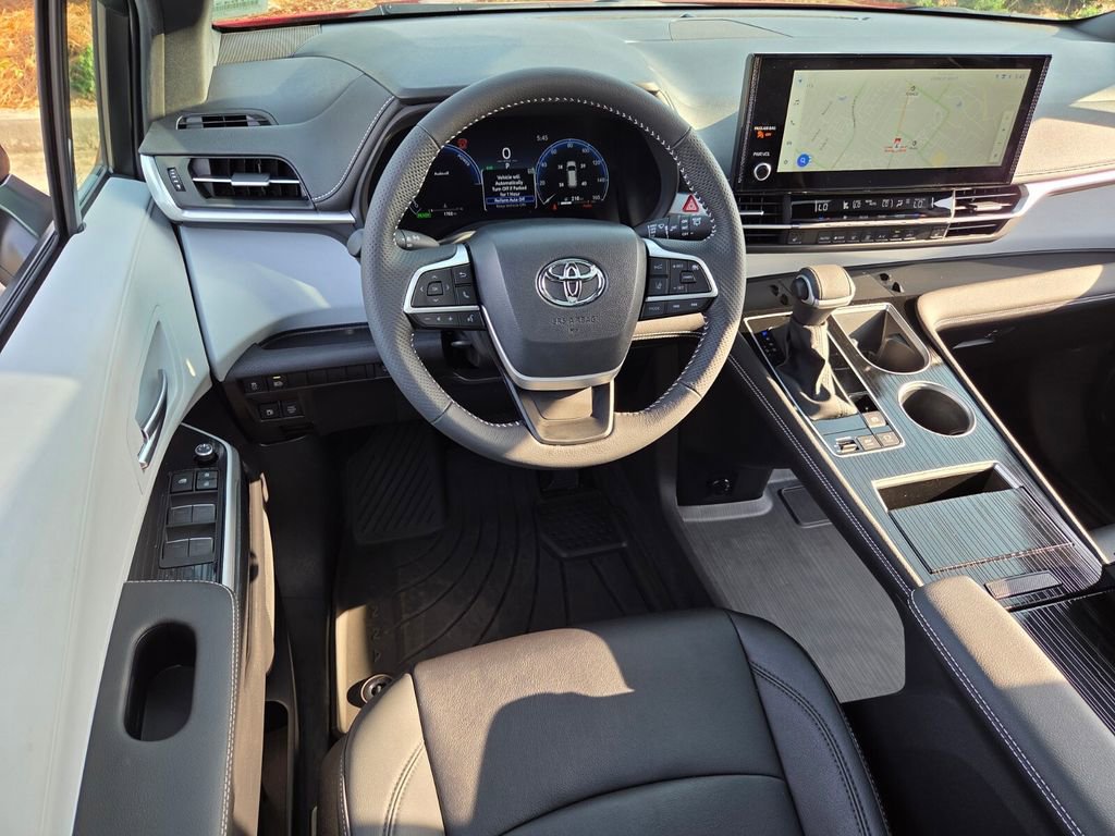 Used 2025 Toyota Sienna XSE image 6
