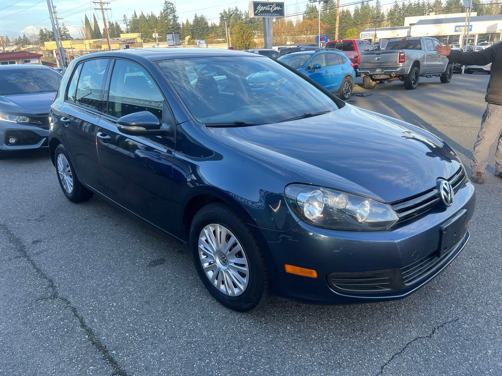 Used 2014 Volkswagen Golf 4-Door image 3
