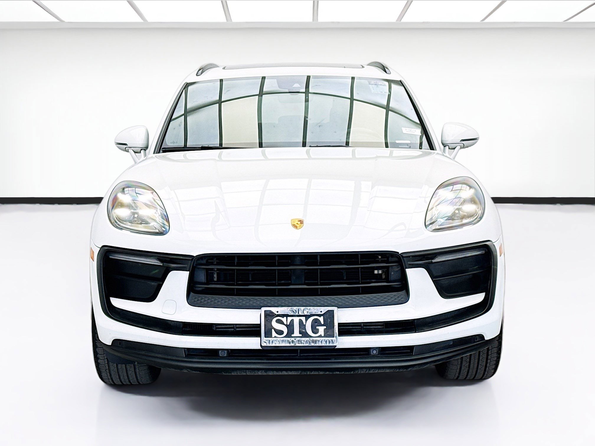 Used 2022 Porsche Macan w/ Premium Package Plus AWD/4WD image 2