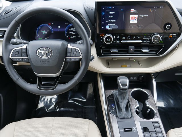 Used 2024 Toyota Highlander Platinum image 18