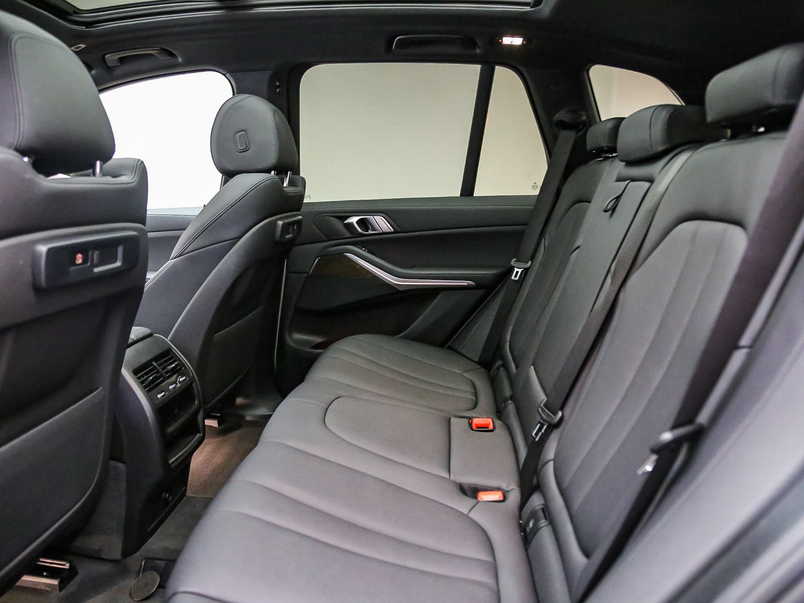 Certified 2022 BMW X5 xDrive40i w/ Parking Assistance Package AWD/4WD image 21