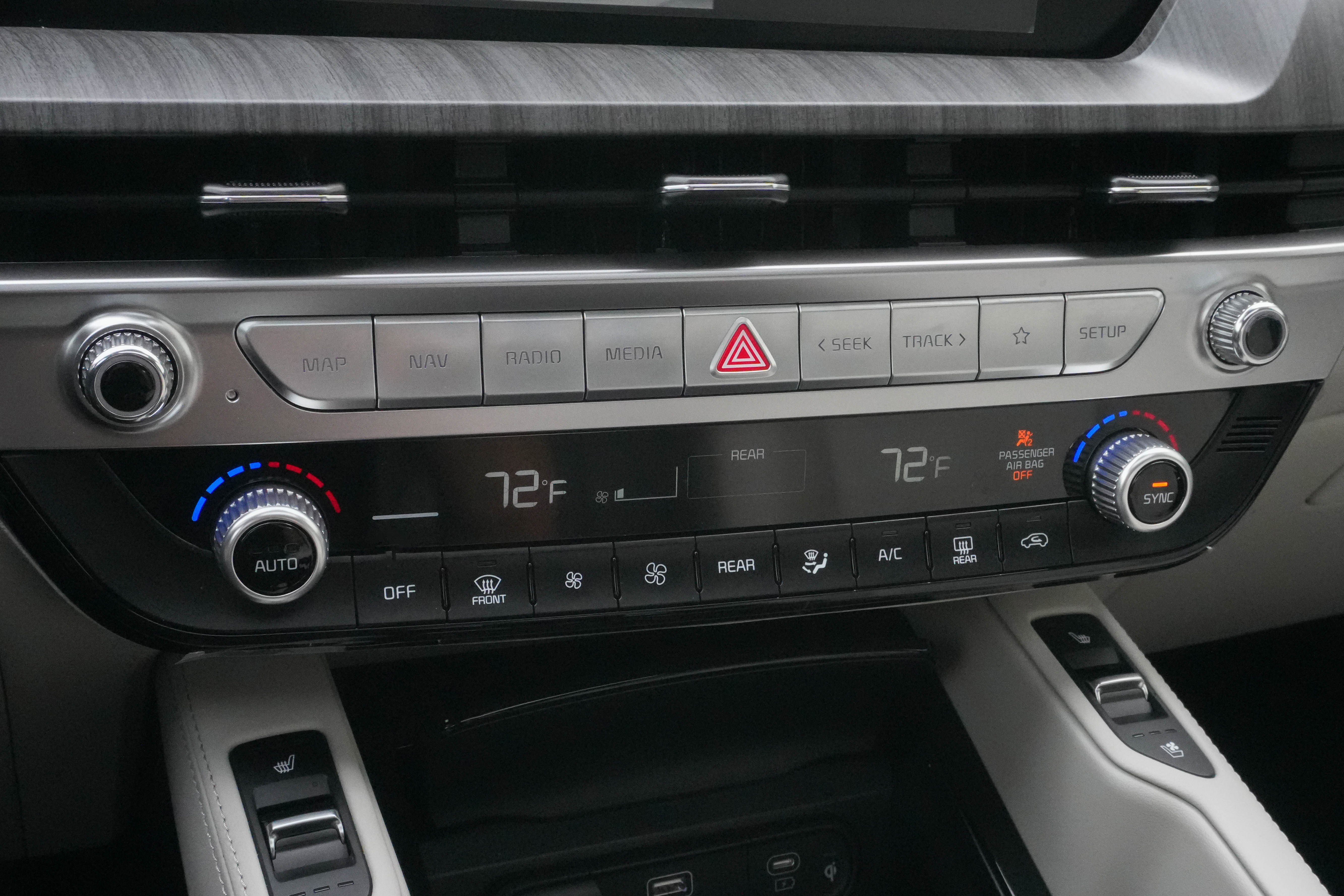 Used 2025 Kia Telluride EX w/ EX Captain's Chair Package image 25