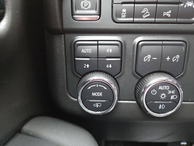 Used 2025 Chevrolet Suburban RST image 12