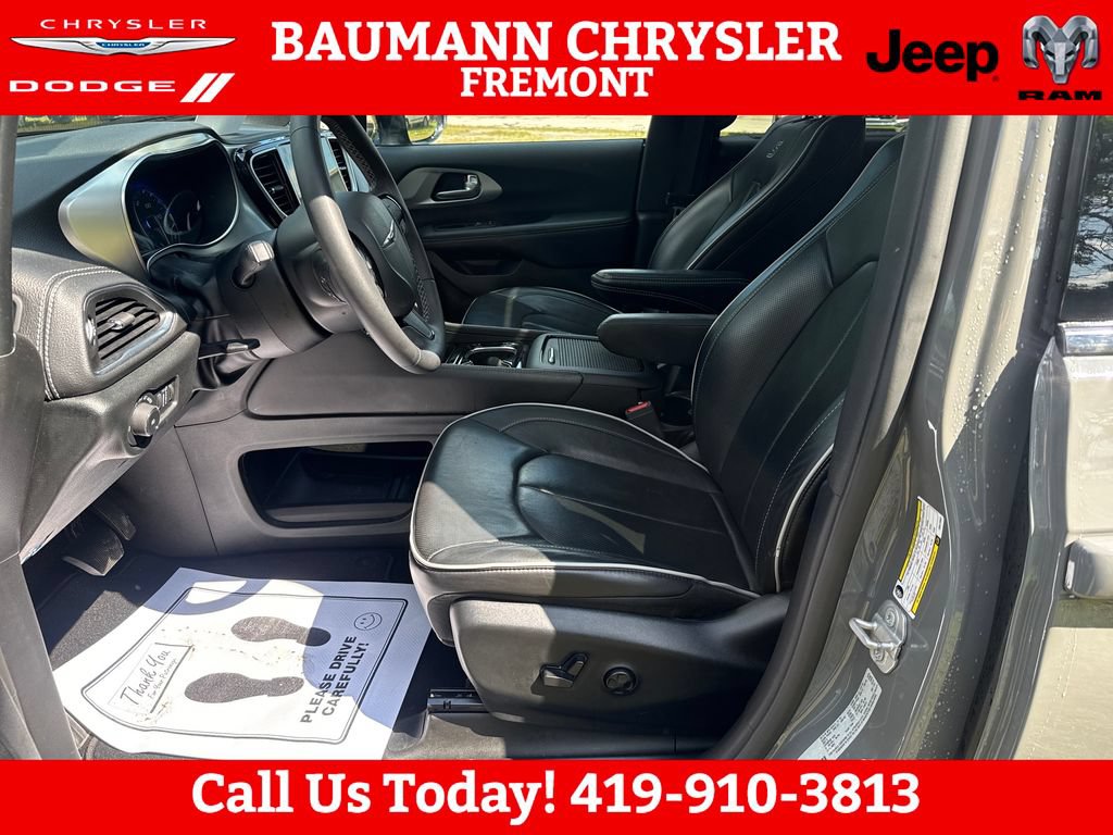 Used 2025 Chrysler Pacifica Limited FWD image 9