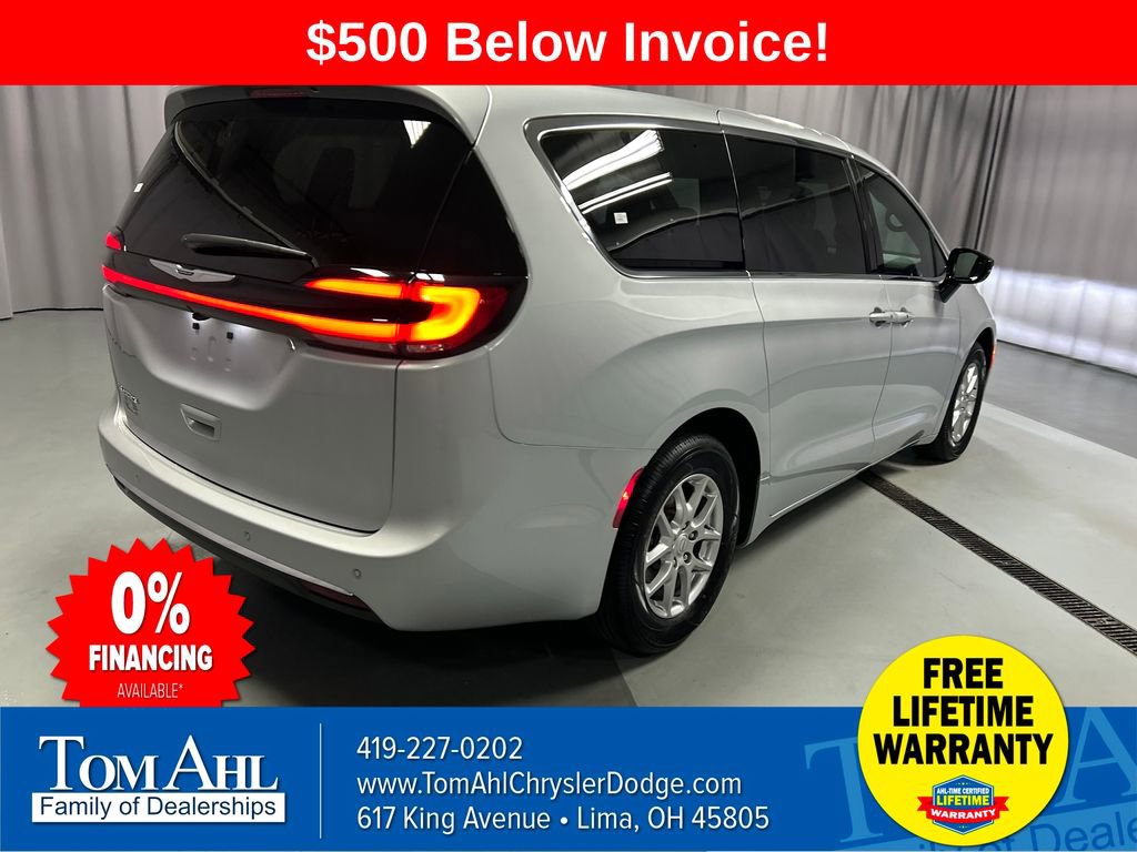 New 2026 Chrysler Pacifica Select image 7