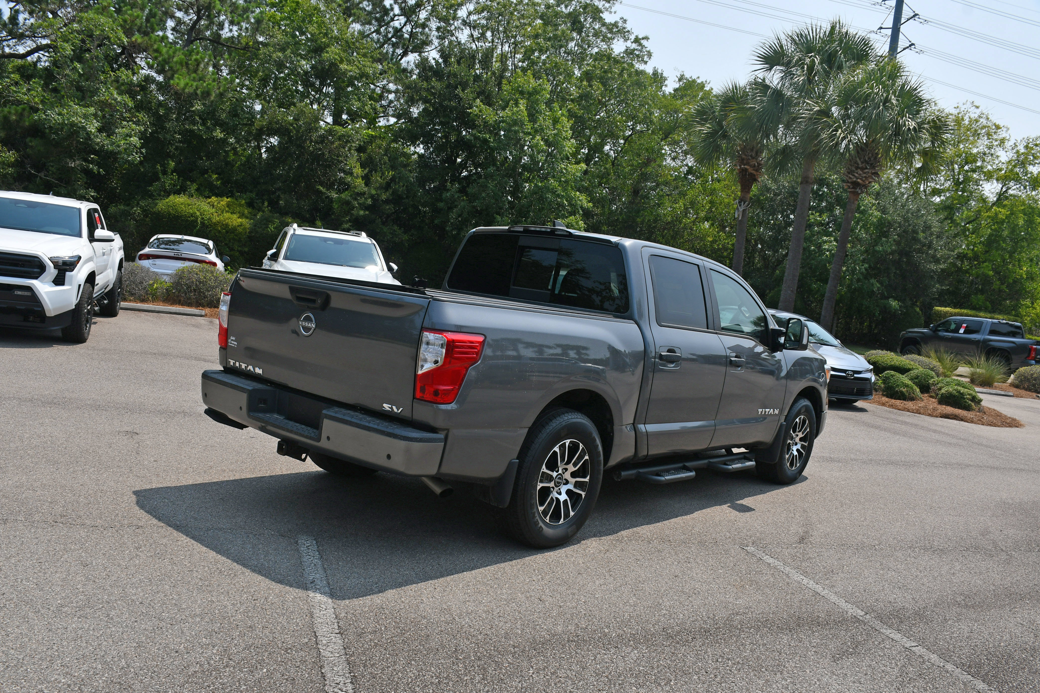 Used 2023 Nissan Titan SV w/ SV Convenience Package RWD image 3