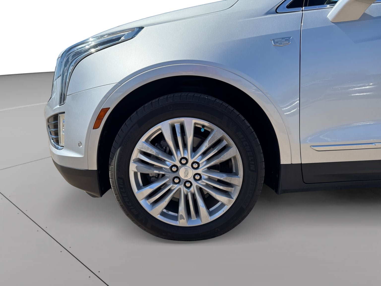 Used 2017 Cadillac XT5 Premium Luxury w/ Driver Assist Package FWD image 9
