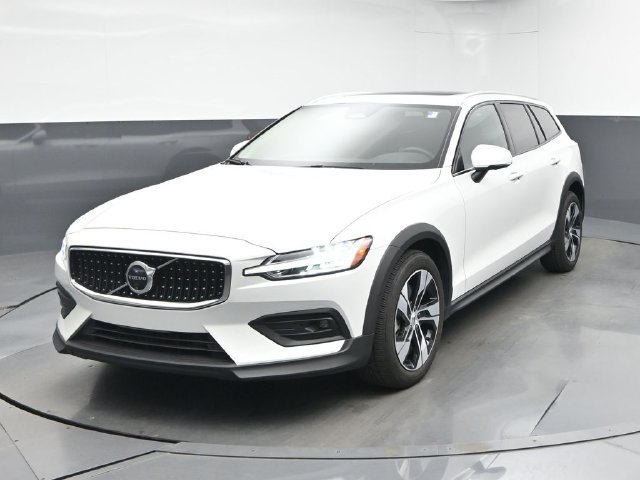 Used 2025 Volvo V60 B5 Cross Country Plus AWD/4WD image 3