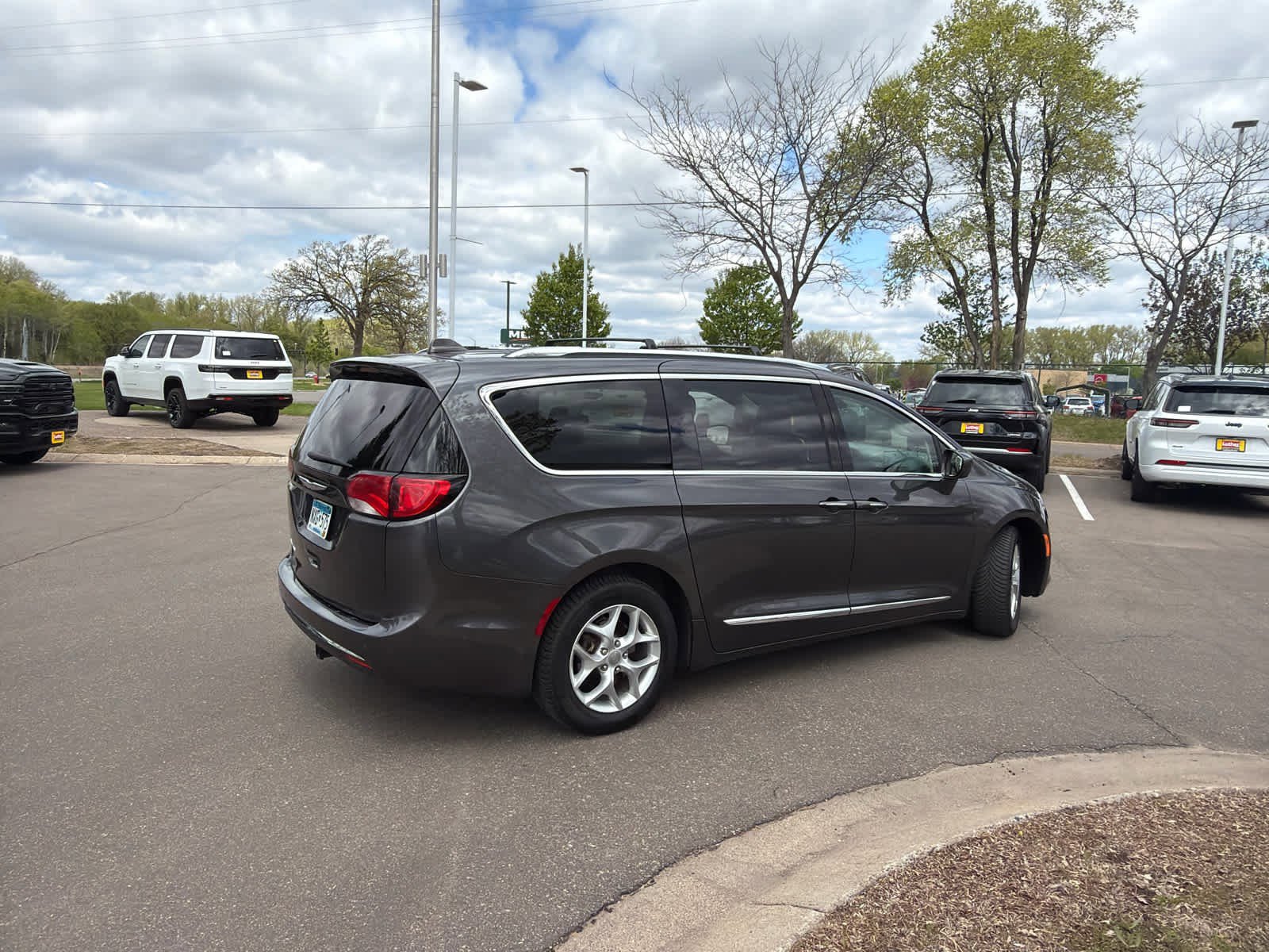 Used 2017 Chrysler Pacifica Touring-L Plus w/ Advanced Safetytec Group FWD image 5