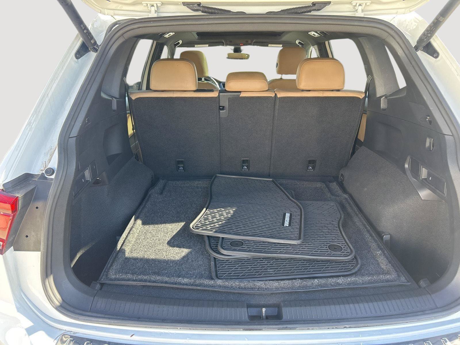 Certified 2024 Volkswagen Tiguan SE w/ Panoramic Sunroof Package AWD/4WD image 9
