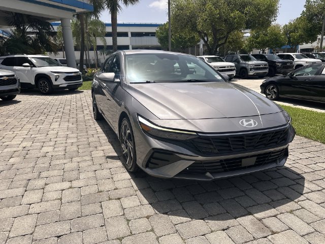 Used 2025 Hyundai Elantra SEL FWD image 17