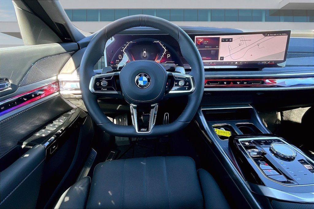 Used 2025 BMW 760i xDrive w/ Premium Package AWD/4WD image 8