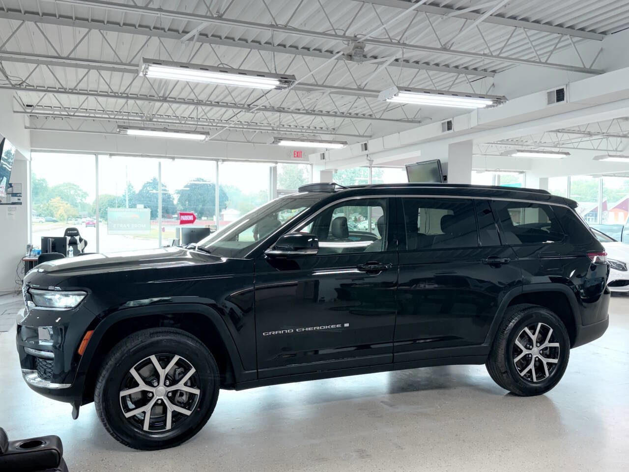 Used 2025 Jeep Grand Cherokee L Limited image 3