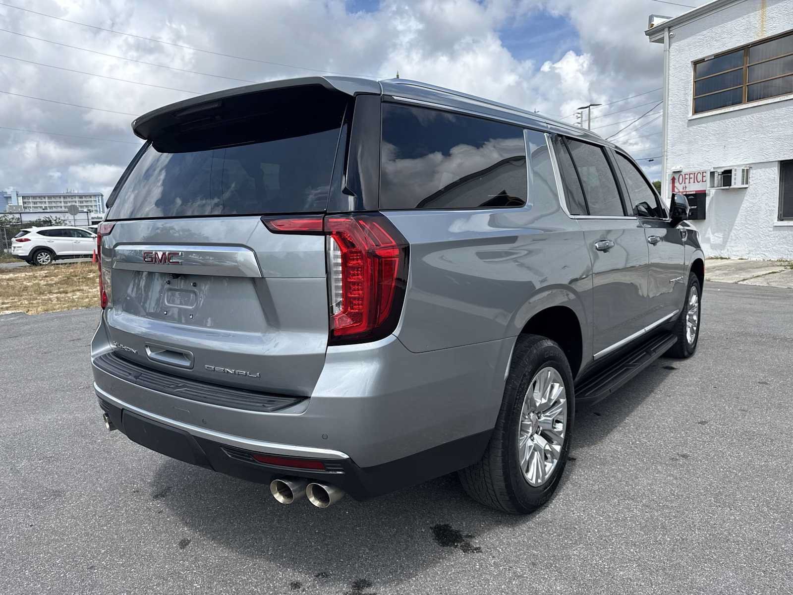 Used 2024 GMC Yukon XL Denali AWD/4WD image 6