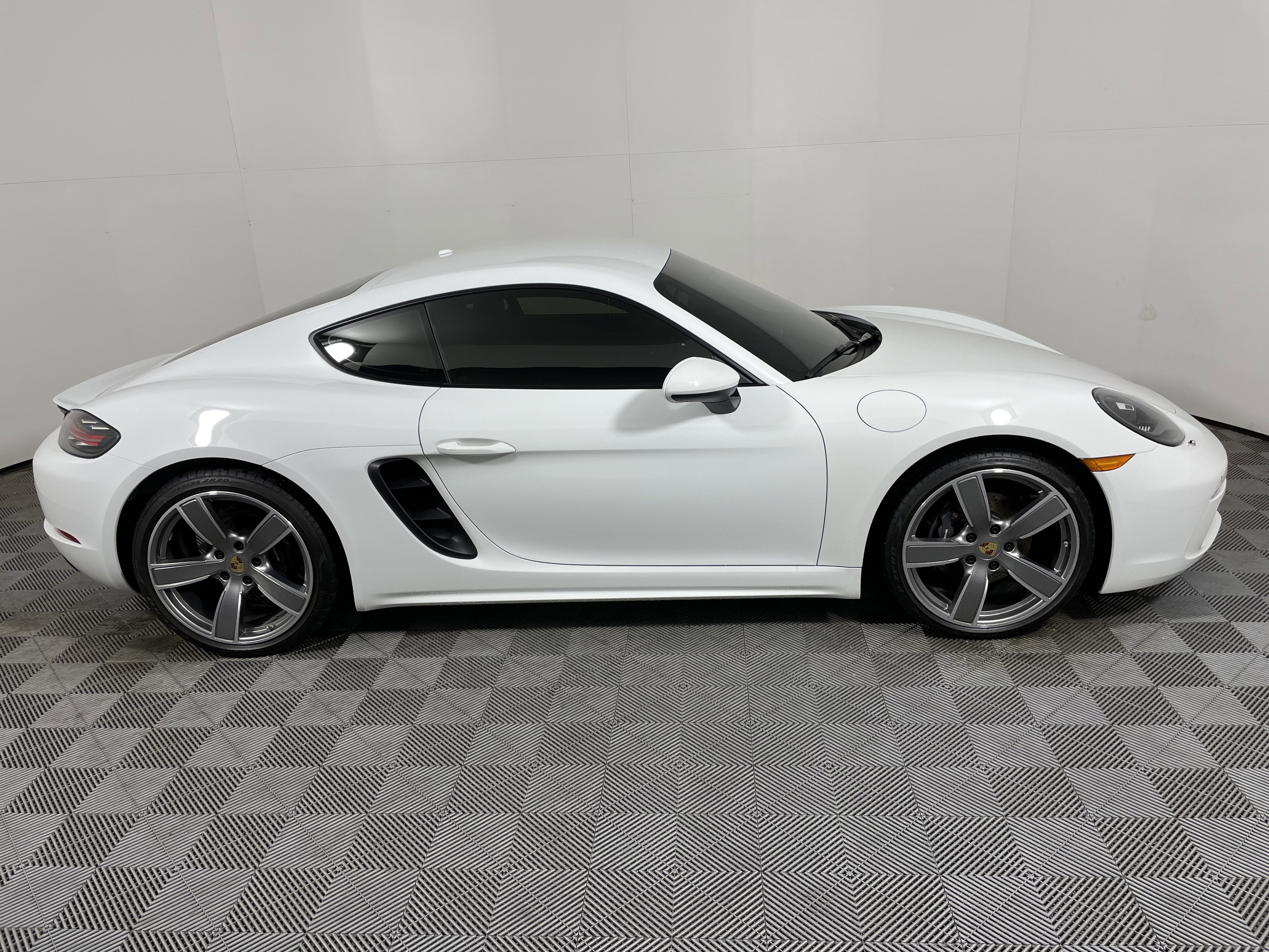Used 2024 Porsche 718 Cayman image 8