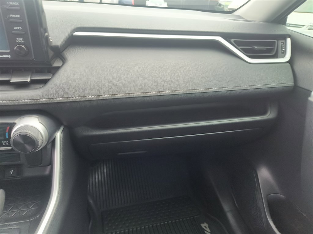 Used 2020 Toyota RAV4 LE image 19