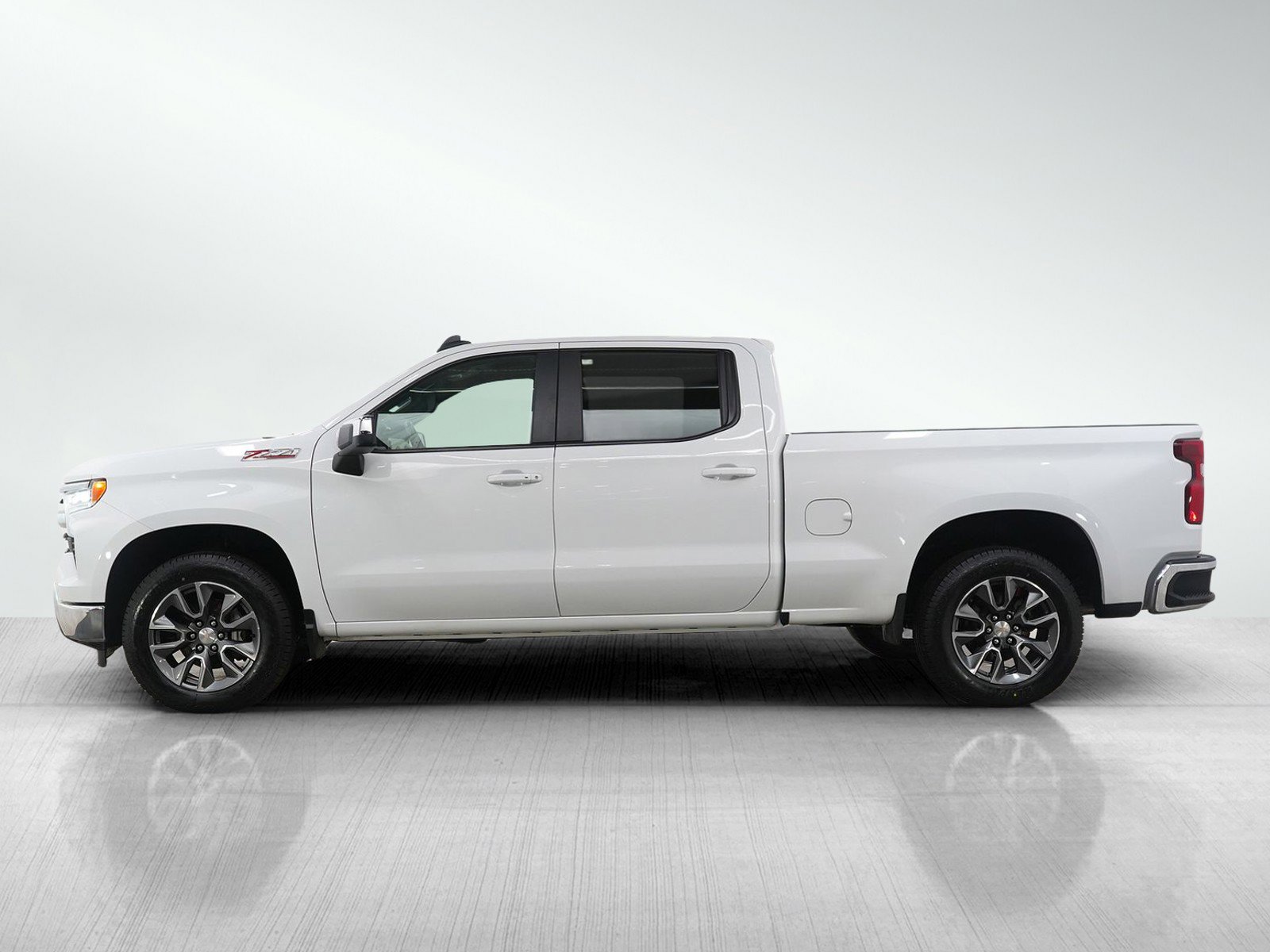 Used 2024 Chevrolet Silverado 1500 LT image 2
