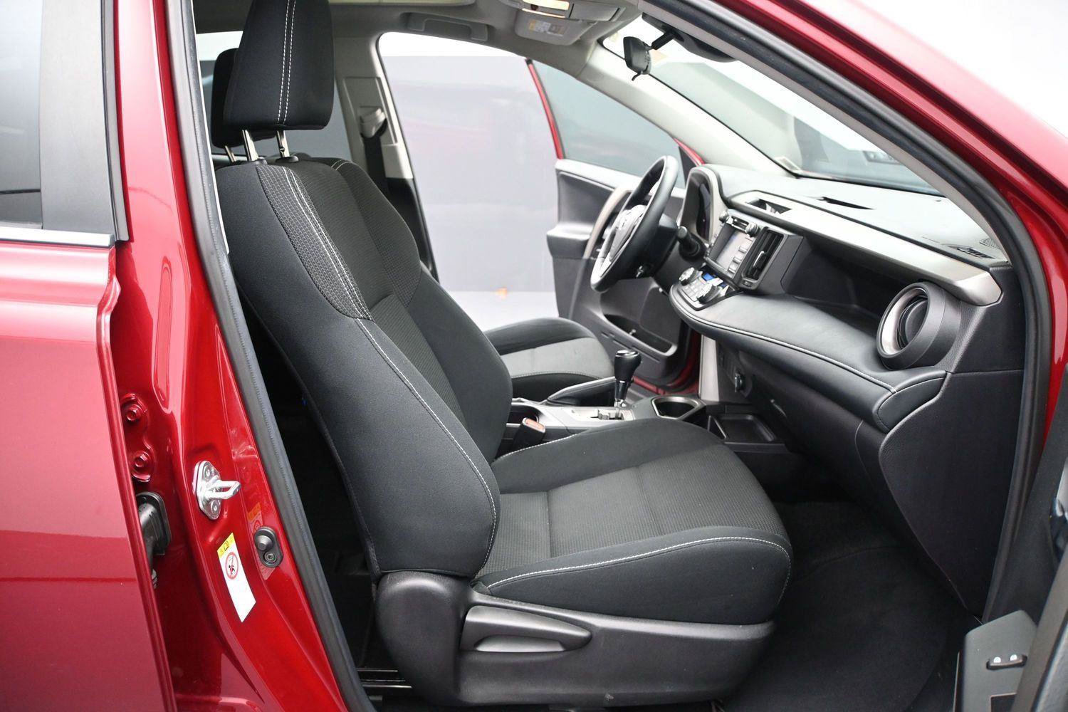 Used 2018 Toyota RAV4 XLE FWD image 13