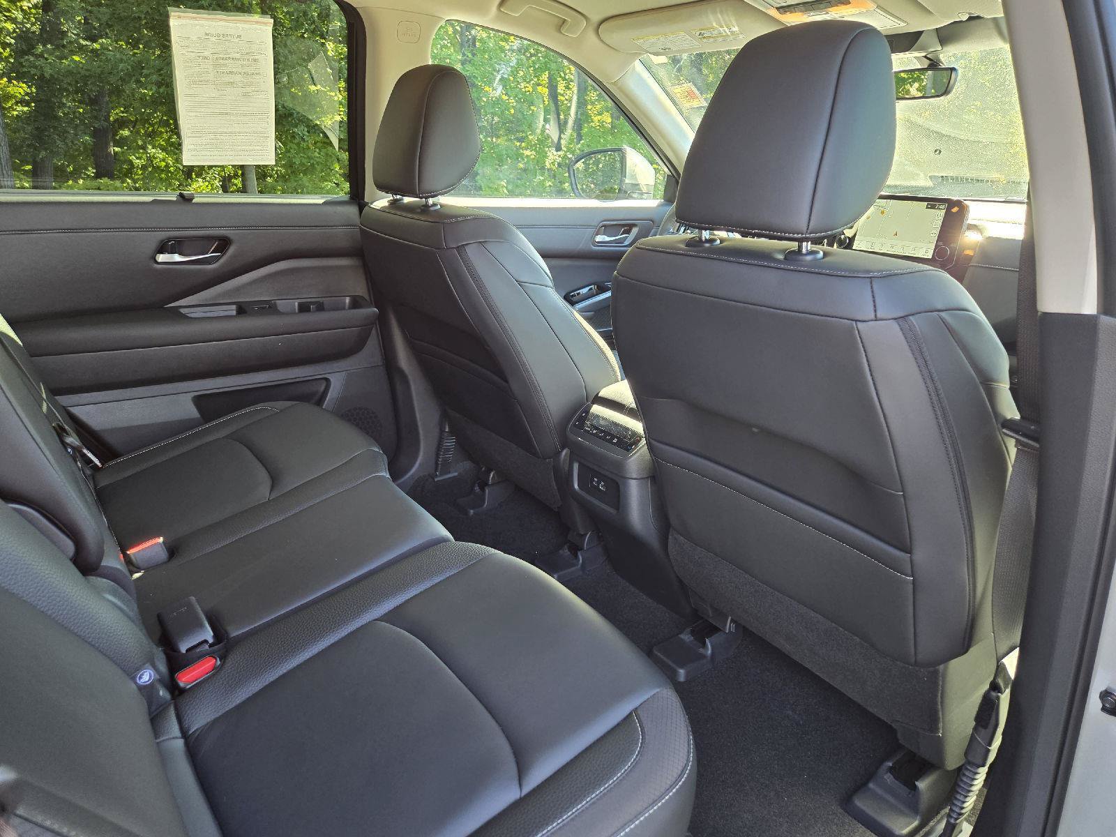Used 2025 Nissan Pathfinder SL AWD/4WD image 28
