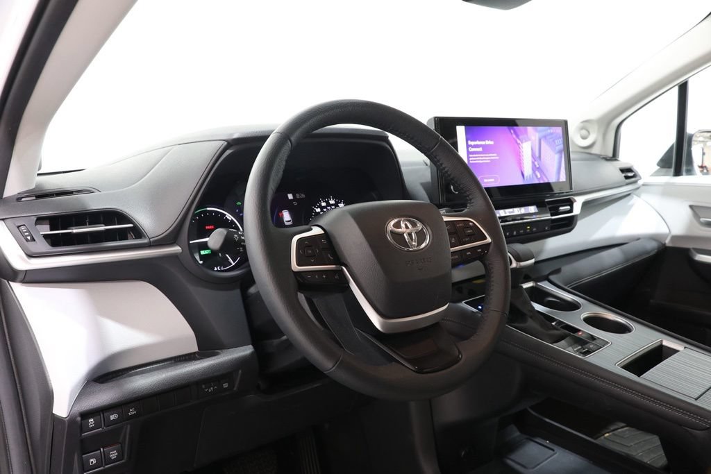Used 2025 Toyota Sienna XLE w/ XLE Plus Package AWD/4WD image 17