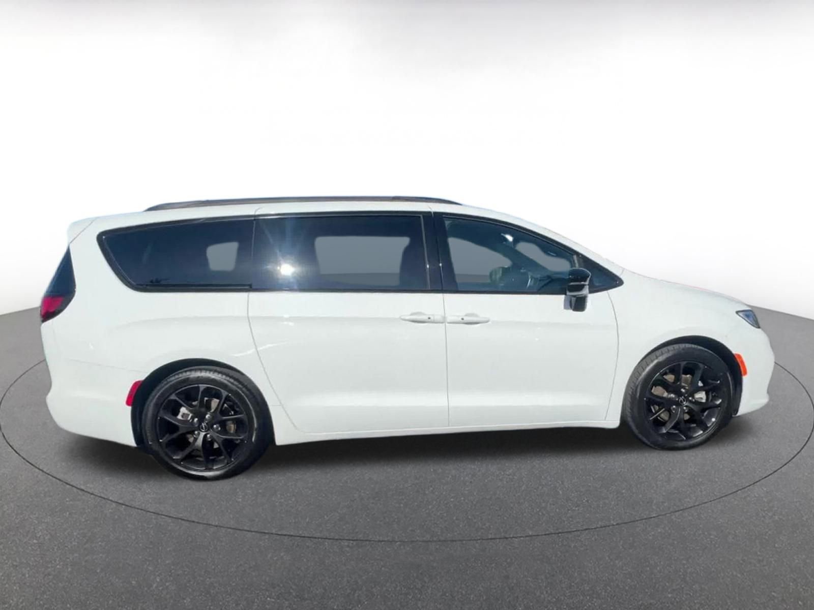 Used 2025 Chrysler Pacifica Limited image 16